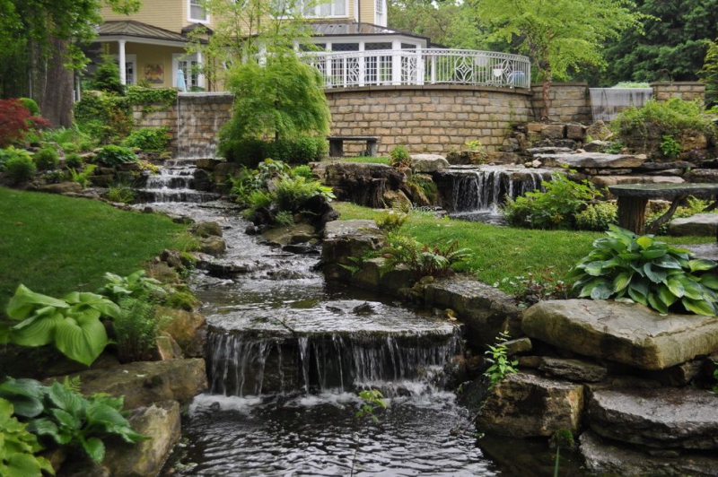 paysagiste-ST ANTONIN DU VAR-min_landscaping-rock-louisville-ky-traditional-landscape-and-boulders-brick-wall-bushes-grass-koi-law